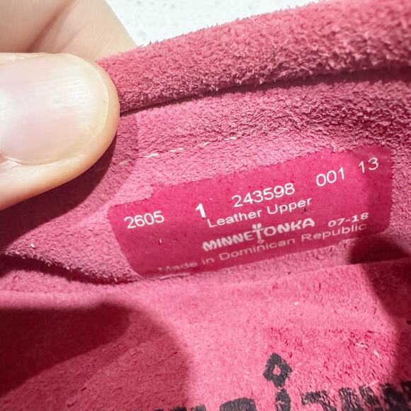 Minnetonka Kids' Thunderbird II moccasin in hot pink suede Size 1 - Picture 6 of 6